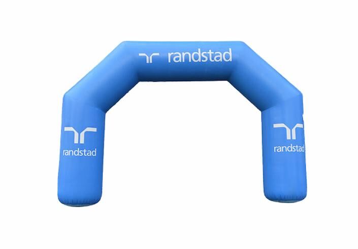 Op maat gemaakte reclame boog opblaasbaar voor Randstad in het blauw